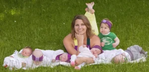Diana Frosch mit Babys im Gras