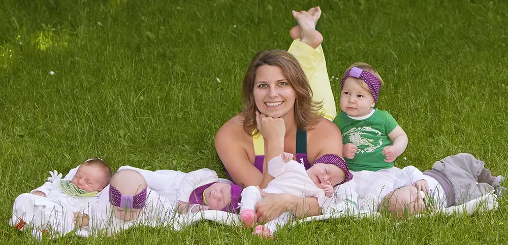 Mehrgebaerende Diana Frosch mit Babys im Gras