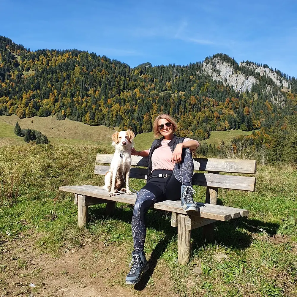 Diana Frosch mit ihrem Hund Freddy in den Bergen
