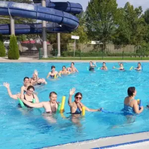 Frauen im Schwimmbad beim Aqua Fitness